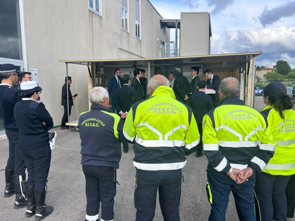 Il Ministro giapponese per la Ricostruzione in visita al Centro di Formazione della Protezione Civile di Preturo