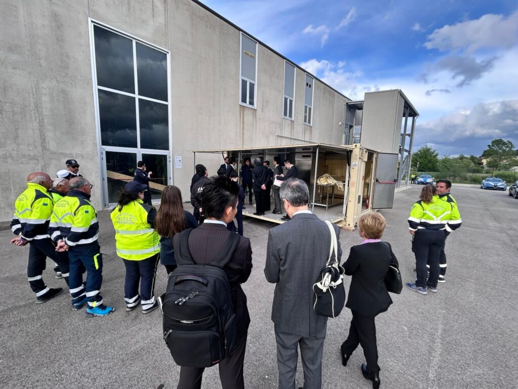 Il Ministro giapponese per la Ricostruzione in visita al Centro di Formazione della Protezione Civile di Preturo
