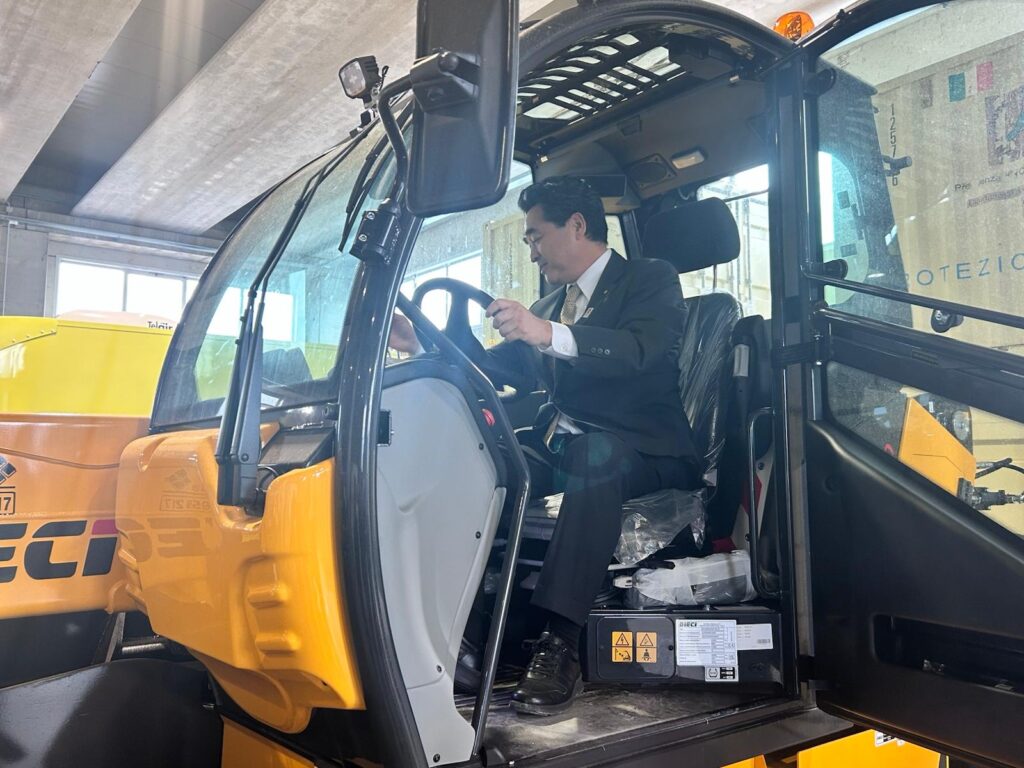 Il Ministro giapponese per la Ricostruzione in visita al Centro di Formazione della Protezione Civile di Preturo