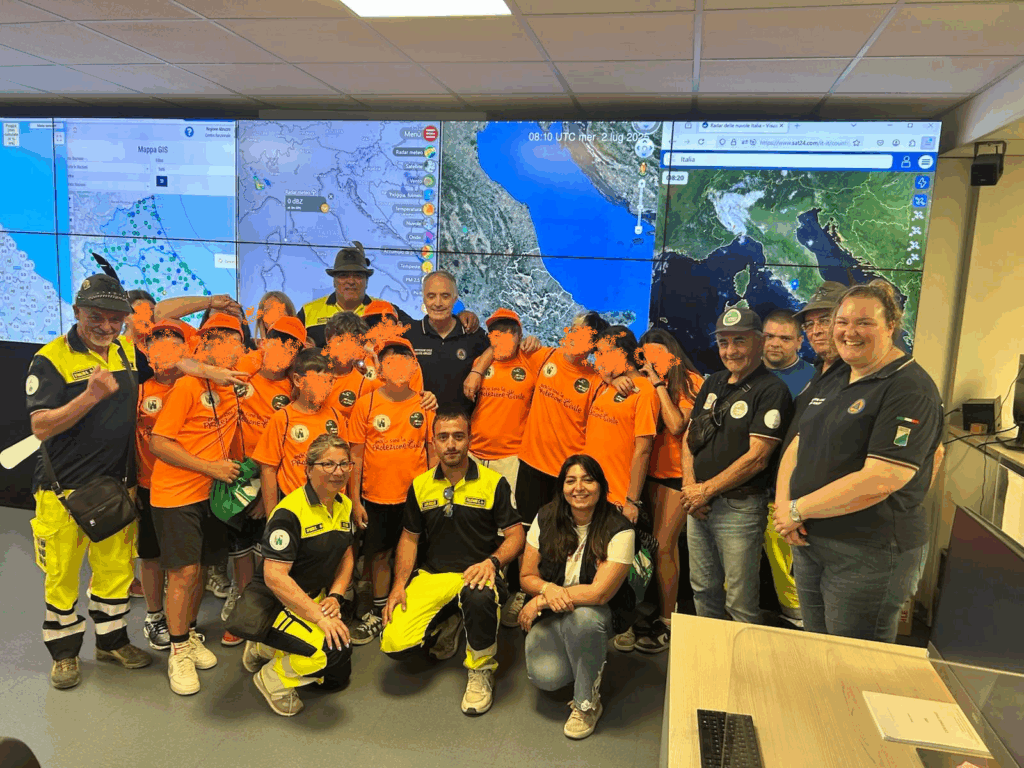 Giovanissimi partecipanti del campo scuola “Anch’io sono la Protezione Civile” in visita alle strutture operative dell’Agenzia Regionale di PC